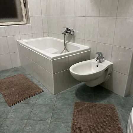 Triple With Shared Facilities In A Cozy 4 ホステル