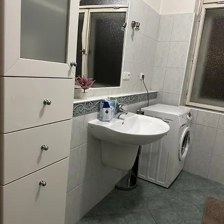 Triple With Shared Facilities In A Cozy 4 ブルノ