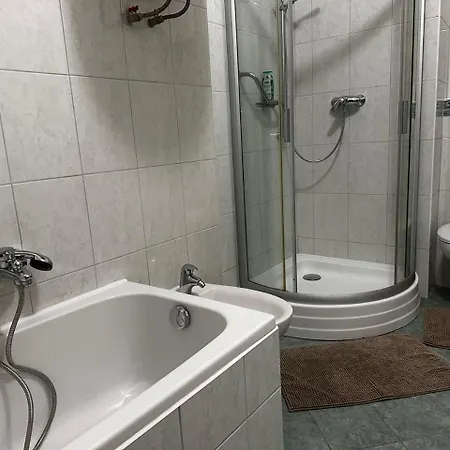 Triple With Shared Facilities In A Cozy 4 ホステル ブルノ