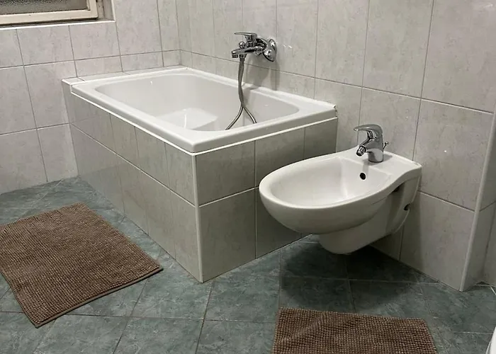 Triple With Shared Facilities In A Cozy 4 Hostal